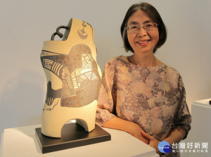 吳菊陶話藝展其中的吳菊與《天馬行空十六》。（圖／陶博館提供）