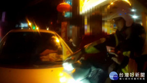 龍興派出所在中壢區龍東路66號前巡邏時，查獲葉姓男子持有二級毒品安非他命3包，訊後依毒品罪嫌移送偵辦。