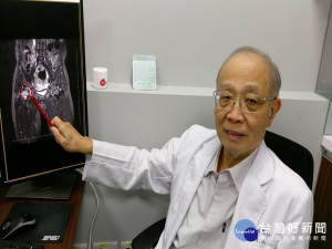 醫生指著小弟弟的乂光片。林重鎣攝