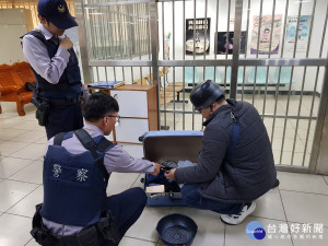 戴鋼盔持平底鍋造型怪異   男子被查獲為暴力通緝犯