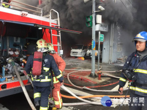 內政部今（20）日宣布將提案修正「警察人員人事條例」第22條規定的警察人員俸表，資深基層警消可望每月所得可增加1370元。（圖／新北消防發爾麵Facebook）
