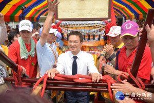 大家媽祖勝寄回鑾至彰化縣境，縣長魏明谷與還有大村鄉長遊盛、花壇鄉長李成濟、縣府行政處長詹娟娟、彰化縣警察局長林順家、彰化縣工商策進會副總幹事劉錫潓、美加美鞋業董事長唐進賢一起迎接聖駕。