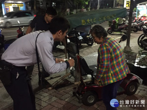 老婦騎乘電動代步車無反光標誌 熱心警幫忙貼上