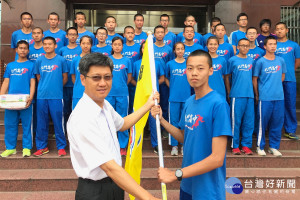 全國中等學校運動會明起在台中開鑼，有「藍霸天」稱號國立北門高中田徑隊，由校長沈文寅授旗給該校參賽選手。