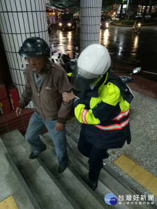 滂沱大雨老翁機車故障卡馬路 南門警熱心即救援