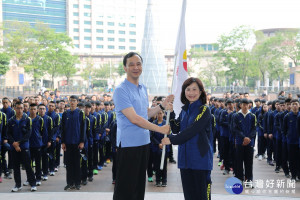 市長朱立倫授旗給新北市代表隊，期勉每位參賽選手展現最佳實力，全力以赴勇奪金牌為新北市再創佳績。（圖／記者黃村杉攝）