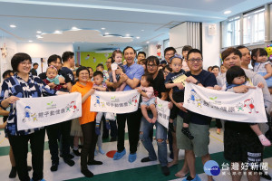 市長朱立倫親自到新莊昌隆公共托育中心，跟著大家一起跳大會操，當起天才美髮爸，與孩子們同樂。（圖／記者黃村杉攝）