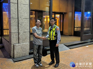 生熊先生至派出所領取手機時不斷向員警道謝，他大讚「台灣警察是他見過最有人情味的!」

