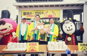 桃園市長鄭文燦前往農業博覽會國際友好專區，出席「臺灣牛X宮崎牛 牛肉對決」PK活動。

