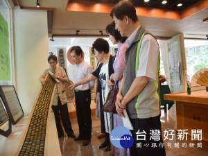 
書畫上造詣極高的大甲高中校友蔡篤釗與雙親蔡炳坤、林葉蘭，二十三日一起在甲中藝之鄉展覽廳展出數十幅珍貴精作，吸引師生踴躍參觀。（記者陳榮昌攝）