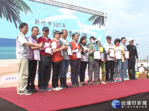 國際風箏賽場淨灘 地球日2700人響應