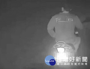 路口監視器清楚拍下男子載運偷竊所得蕃薯的身影。（記者陳昭宗拍攝）