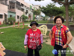 市議員林碧秀會勘仁美公園，要求建設局修繕。林重鎣攝