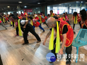 
華山基金會大甲愛心天使站關心長輩缺運動，二十四日在大甲麥克健身生活館跳簡易伸展操及肌力運動，區長劉來旺與四十三位長輩一起跳，動動就會出汗，老人家都說「健康有效哦」。（記者陳榮昌攝）
