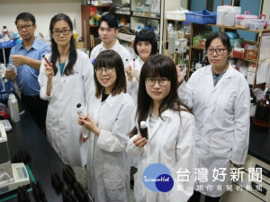 

弘光科技大學開始執行「臺灣化妝品安全管控與產業升級之平台建置」計畫，今年及明年將抽檢220件市售化妝品，建立資料庫，為消費者使用安全把關。（記者陳榮昌攝）