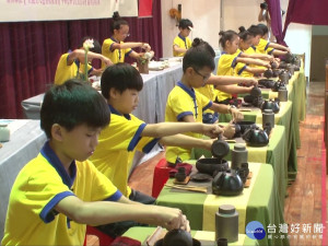 推廣讀經從小扎根 親子奉茶感恩父母
