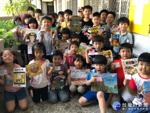 幼童持「高雄兒童卡」搭高雄大眾運輸工具可享5折優惠。（圖/記者潘姿瑛攝）