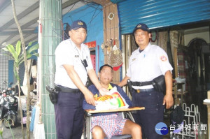瘸姐照顧癱弟　屏警慰問送愛心
