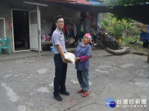愛心不落人後　屏警捐贈白米助原民弱勢家庭度難關