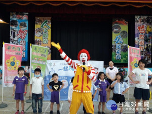 嘉義市麥當勞叔叔校園洗手巡迴活動，打擊腸病毒 GO~~