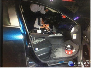 鷹眼所長盤查車輛發現白粉　毒蟲百口莫辯遭移送