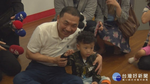 侯友宜訪蘆洲公托　與家長.幼兒親切互動