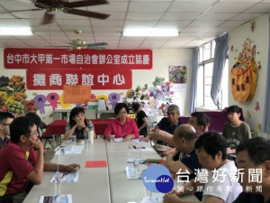 

中市大甲區第一市場啟用三十五年，長期營運不善，影響地方發展至甚，無黨聯盟秘書林素真發起重建市場大樓，昨日舉行會勘，謀求重建方案，以佳惠地方。（記者陳榮昌攝）
 