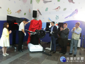圖說：科博館孫維新館長跟台北科技大學互動設計系葛如鈞老師一起為擬鳥飛行器揭幕啟用。