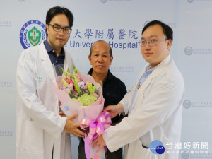 醫生送花給患者祝康復。林重鎣攝