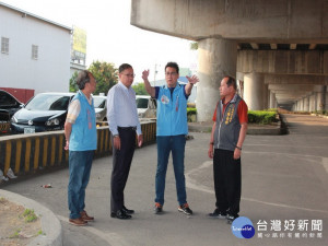 市議員蘇柏興和交通局長會勘中投公路迴轉道。林重鎣攝