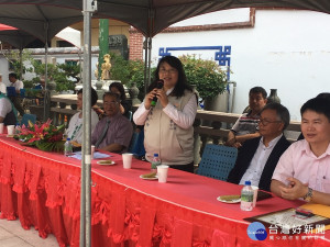 南投縣府民政處長吳燕玲代表縣長向同學勉勵向學。（記者扶小萍攝）
