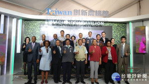 桃園市長鄭文燦，出席「桃園農業博覽會臺灣創新農機館駐華使節說明。