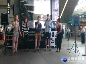 荷蘭人在高鐵台中站閃唱。林重鎣攝