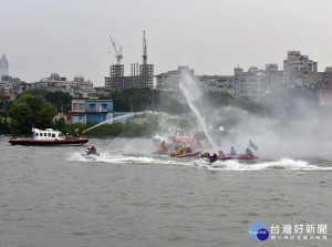 災害防救暨防汛演習，動員救災人員、各式船艇、救災車輛及直升機參與演練，規模為近年最大。（圖／記者黃村杉攝）