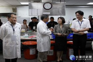 勞動力發展署主任秘書王玉珊及雲嘉南分署長柯呈枋等巡視技檢考場。