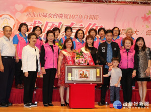 市長朱立倫出席婦女會舉辦的模範婆媳表揚活動，除恭喜每對當選的婆媳，也祝大家母親節快樂。（圖／記者黃村杉攝）
