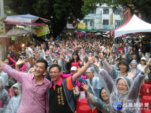 落實推動跨域職務歷練，讓優秀同仁在職場上得以極力發揮才能，其中尤以鶯歌區長周晉平是代表之一。（圖／人事處提供）