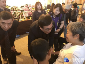 李四川致贈15萬元救助金給游曜陽的太太楊梅雀。（圖／社會局提供）