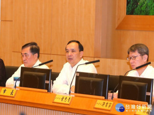 市長朱立倫1日主持市政會議，指為了保障消防弟兄，編列預算發放「危險職務加給」，以實際行動支持消防救災英雄。（圖／記者黃村杉攝）