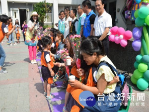 

大安幼兒園五日舉行慶祝母親節，幼兒跪地奉茶、獻上康乃馨母子再擁抱，情節十分溫馨，令有些母親激動落淚，活動無比的熱鬧。（記者陳榮昌攝）
