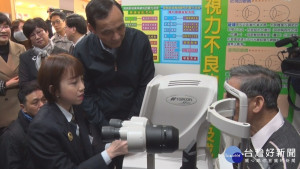 新北拍「老花正潮」　邀長者免費配老花眼鏡