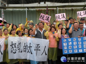 市議員李麗華和三百多位民眾抗議捷運藍線獨漏太平。 林重鎣攝