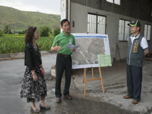 

大甲殯儀館東側聯外道路(大埔農路拓寬有譜，市議員吳敏濟九日上午舉行工程說明會，預定明年二月可完成工程。（記者陳榮昌攝）