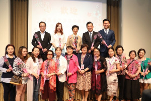 海基會與婆婆媽媽有約，母親節感恩之旅活動語彙嘉賓合影。


