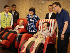 議員李坤城、社會局長張錦麗、蘆洲區長賴俊達、三重區副區長林偉雄等出席受贈儀式。（圖／記者黃村杉攝）