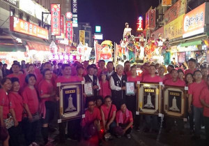 縣長李進勇、朝天宮董事長蔡咏鍀及鎮長張勝智共同頒發評選獲獎藝閣，宣告北港朝天宮媽祖祈安萬人遶境活動圓滿落幕。（記者陳昭宗拍攝）