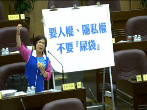 市議員劉茂群表示，多數終點站沒有設置司機專用廁所，僅讓司機員用「尿袋」如廁，又有攝影機從上而下拍攝，對司機員並不人性。(圖／翻攝桃園市議會網站)