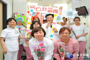 佳里奇美醫院辦護師節活動，周偉倪院長與護理師們同樂。