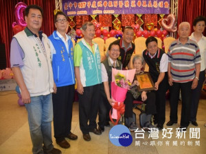 
  
台中市大甲區各界十日隆重慶祝母親節，區長劉來旺、文化局副局長施純福等人士，表揚二十九位模範母親，受表揚的子女獻花，拍照，會場上熱鬧又溫馨。（記者陳榮昌攝）