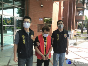 男子昏睡在汽車駕駛座上，警方向前關心了解，查獲毒品帶至派出所偵訊。

